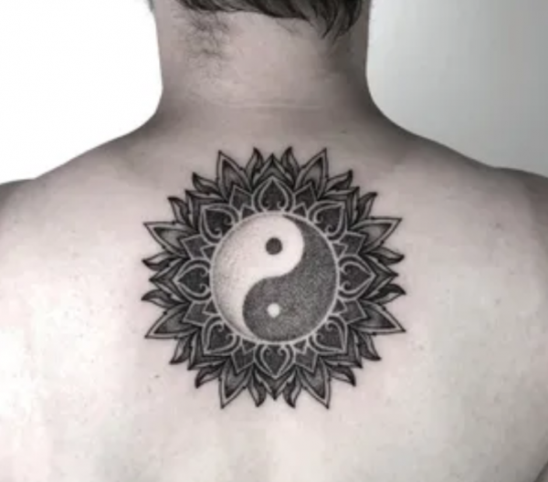 Simbol yin dan yang yang melambangkan keseimbangan